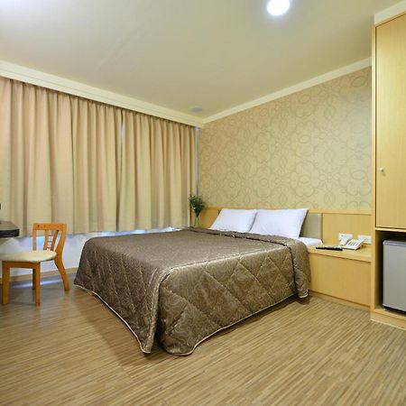 Ing Wang Hotel Тайнань Екстер'єр фото