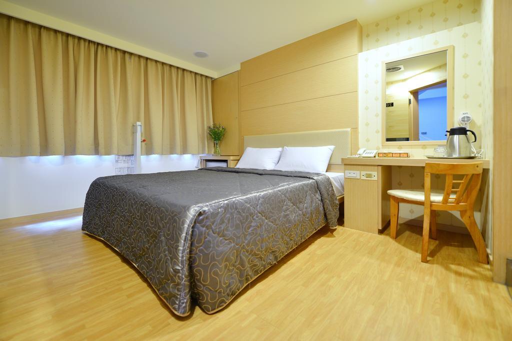 Ing Wang Hotel Тайнань Екстер'єр фото